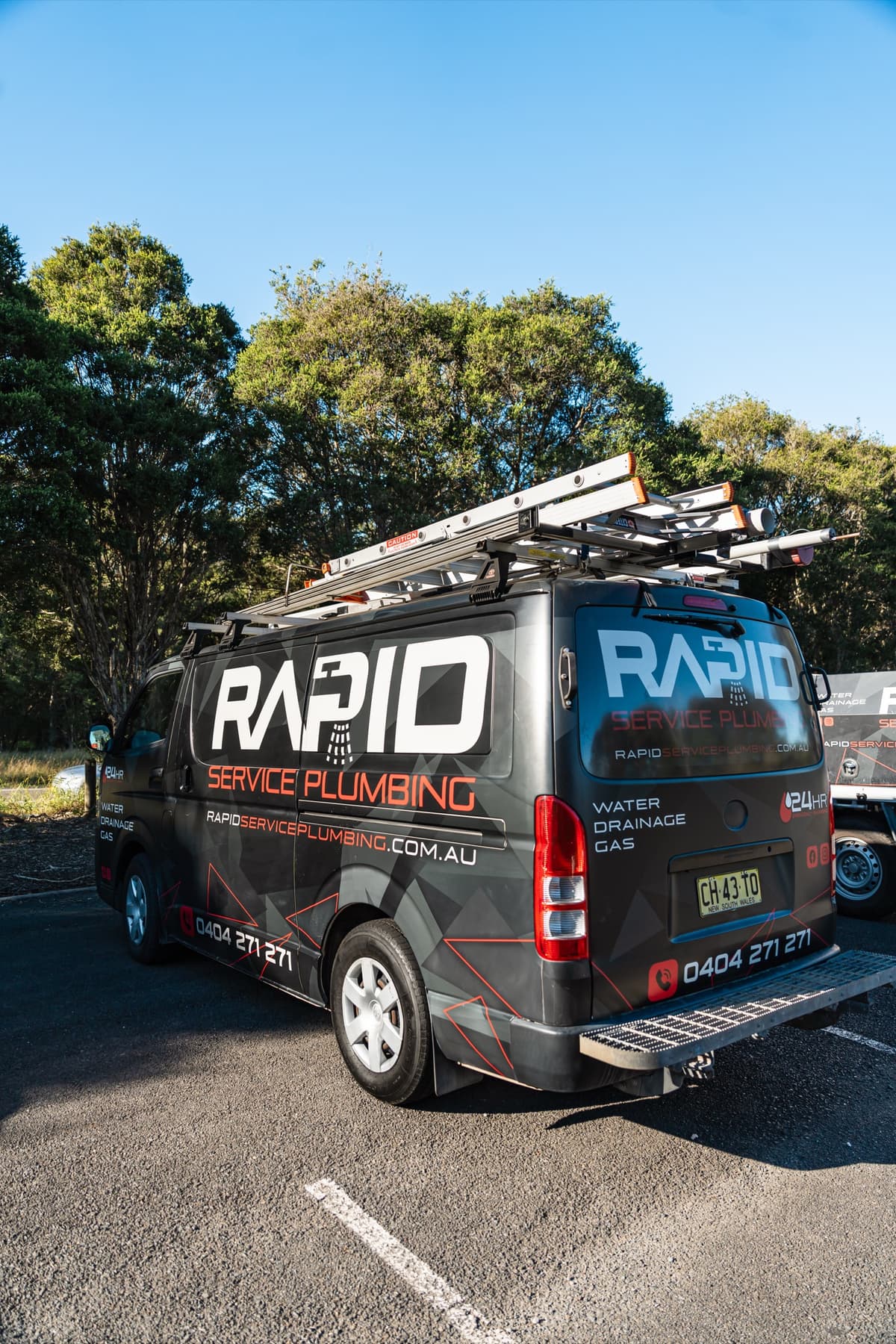 Service vehicle on location
